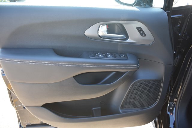 Used 2025 Chrysler Pacifica Select image 11