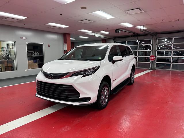 Used 2026 Toyota Sienna LE image 7