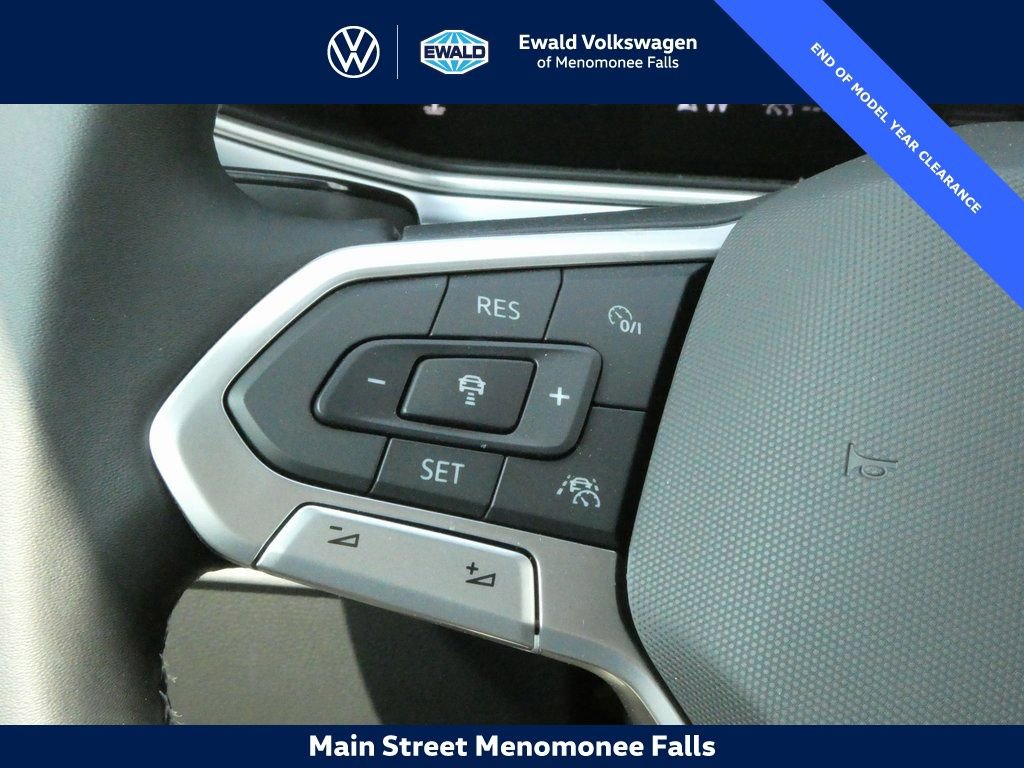 Certified 2025 Volkswagen Taos SE image 12