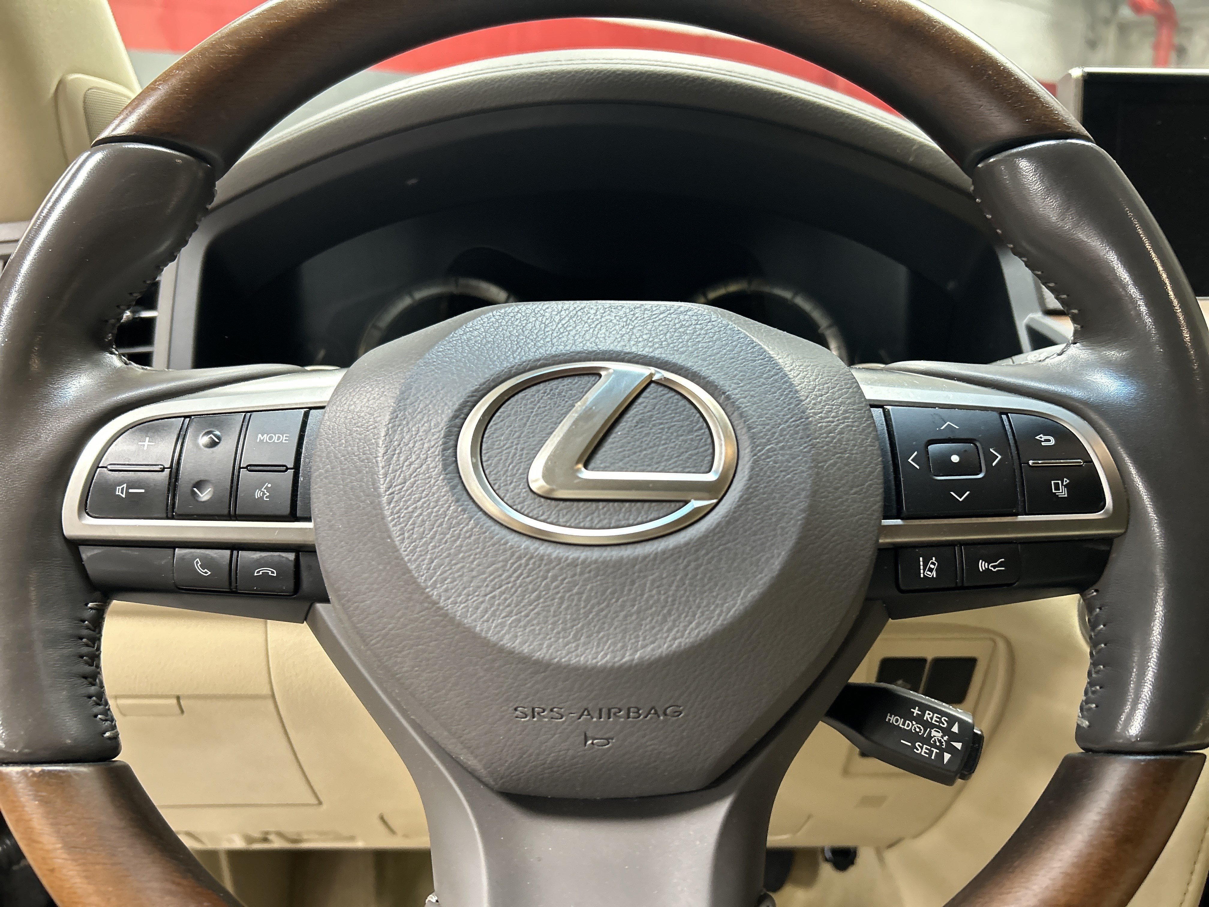 Used 2020 Lexus LX 570 4WD w/ Luxury Package image 18