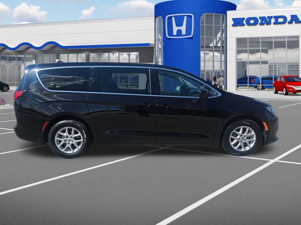 Used 2024 Chrysler Voyager LX image 10