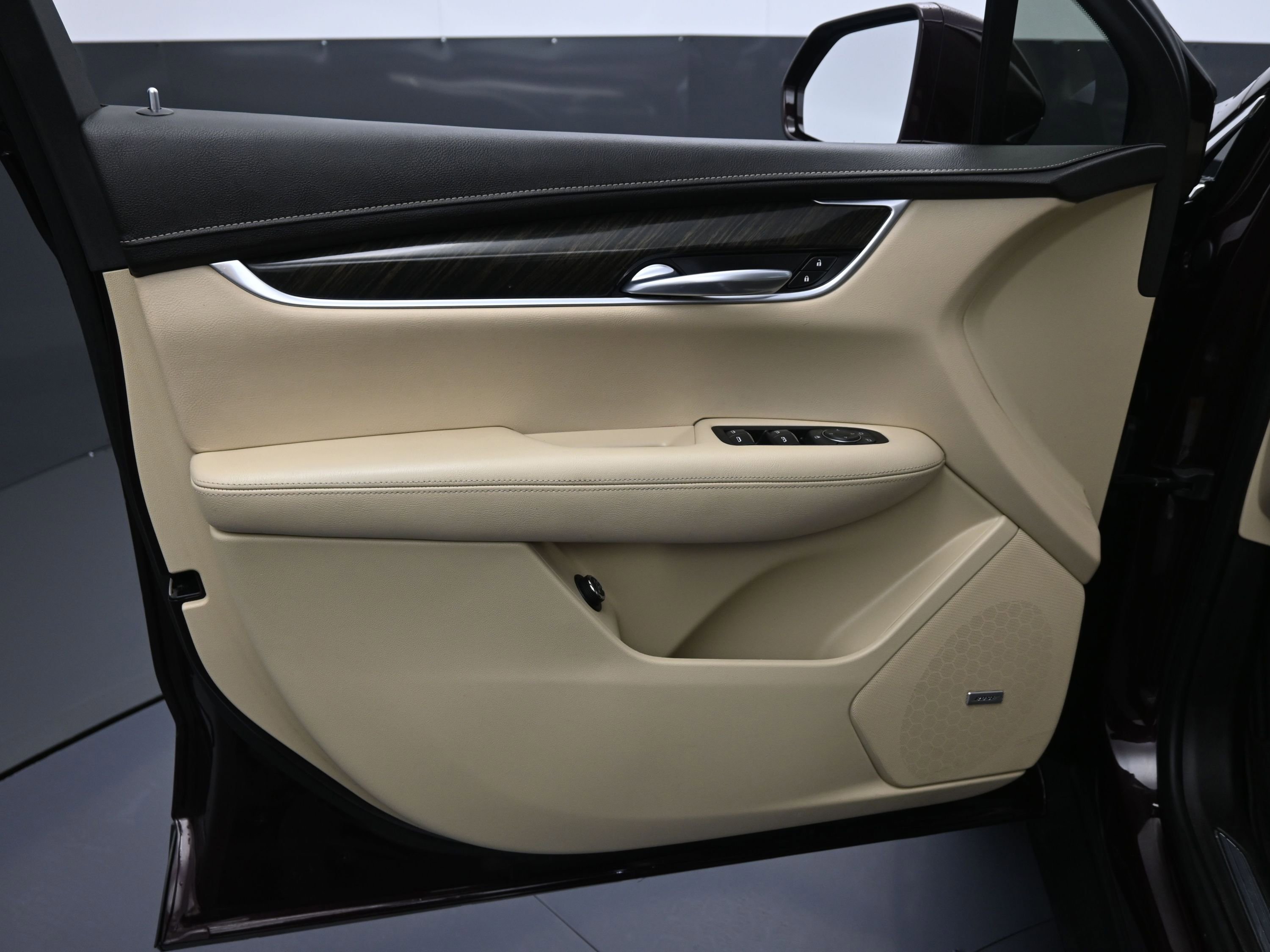 Used 2018 Cadillac XT5 FWD image 17