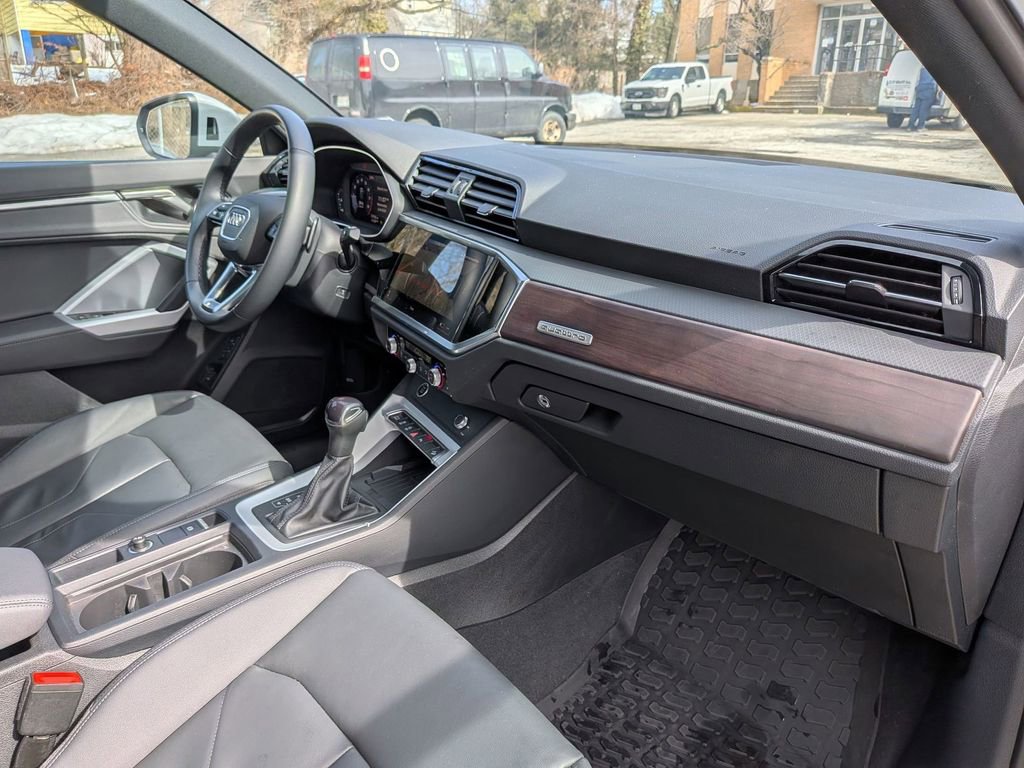 Used 2023 Audi Q3 2.0T Premium Plus w/ Premium Plus Package image 28