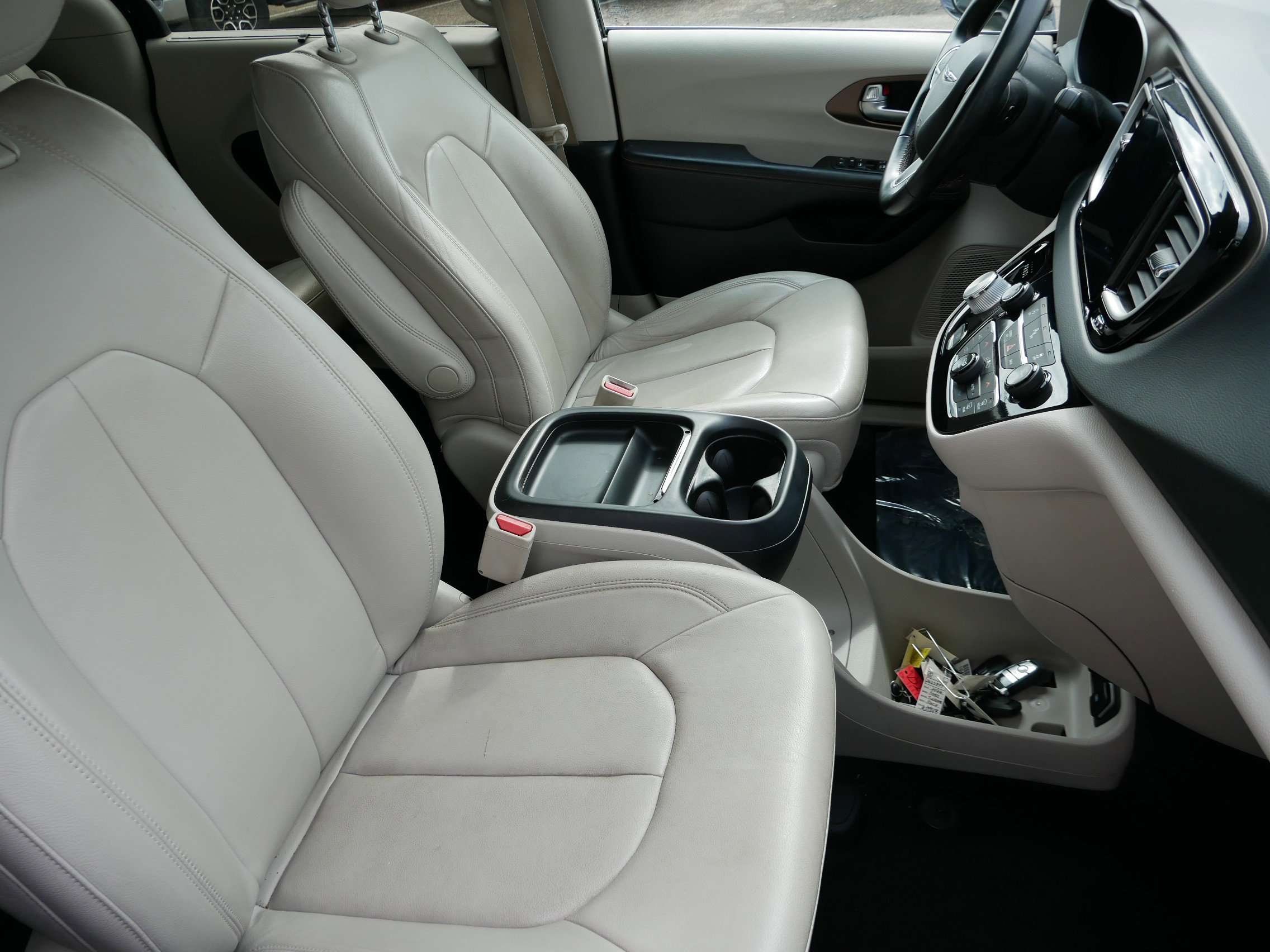 Used 2017 Chrysler Pacifica Touring-L w/ Tire & Wheel Group image 23