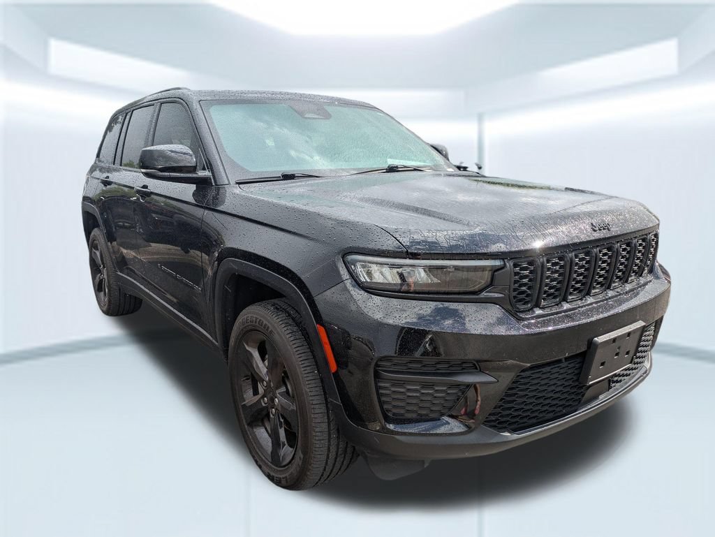 Used 2025 Jeep Grand Cherokee Altitude RWD image 9