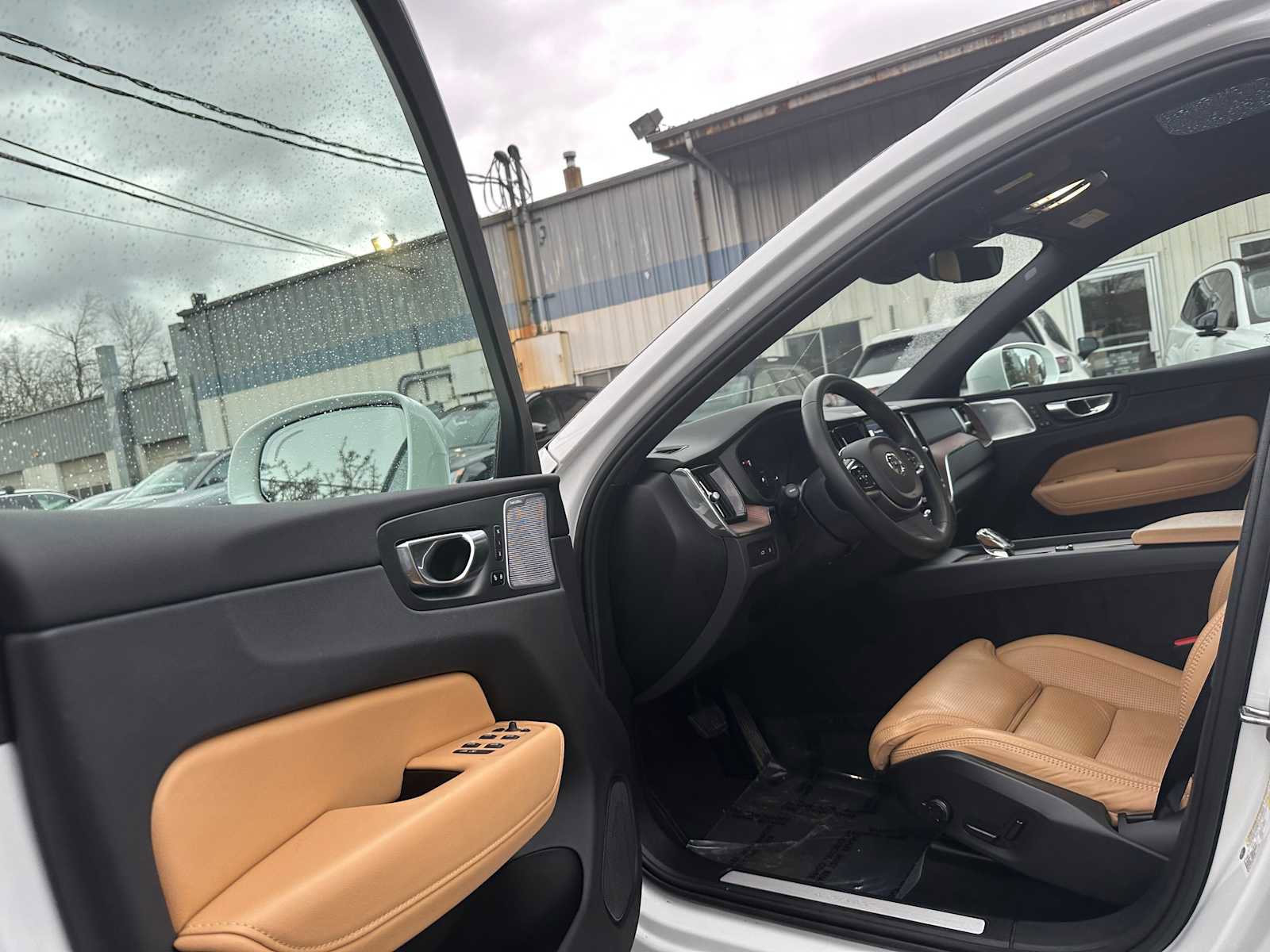 Certified 2023 Volvo XC60 T8 Ultimate w/ Climate Package image 20