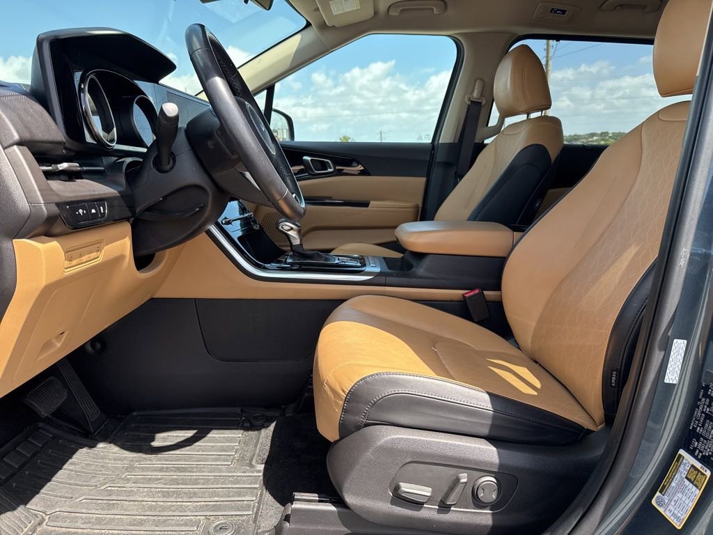 Used 2023 Kia Carnival EX image 6