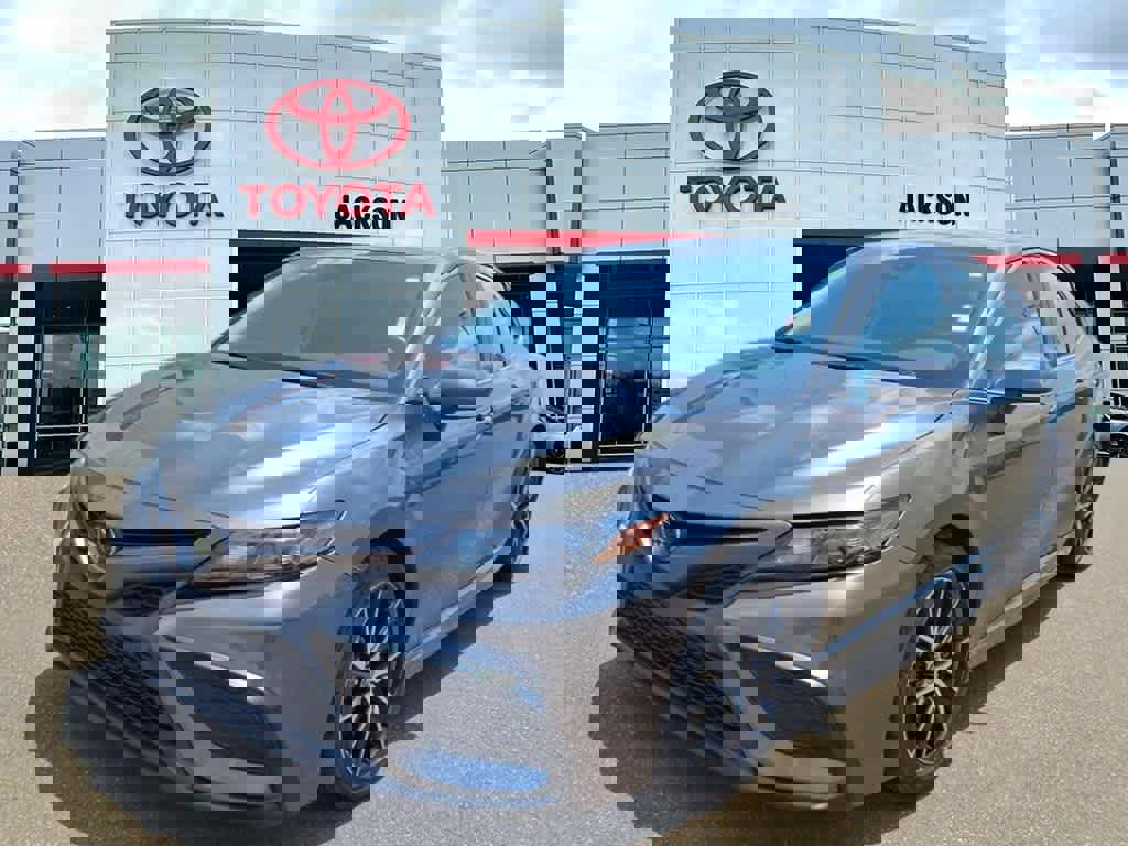 Certified 2024 Toyota Camry SE image 1