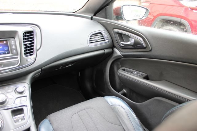 Used 2015 Chrysler 200 S FWD image 34