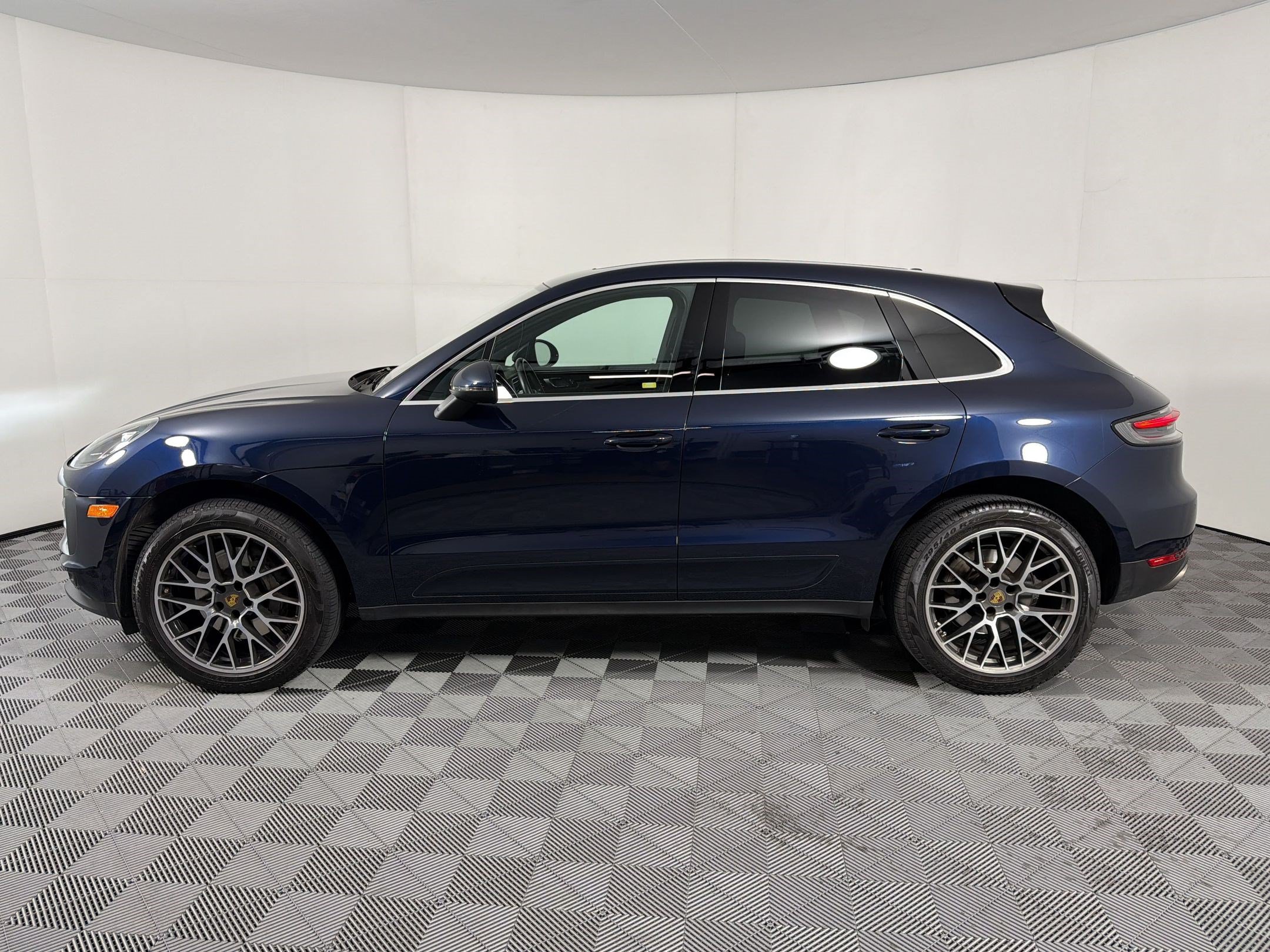 Certified 2019 Porsche Macan S AWD/4WD image 2