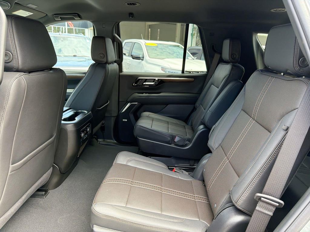 Used 2025 Chevrolet Tahoe High Country AWD/4WD image 24