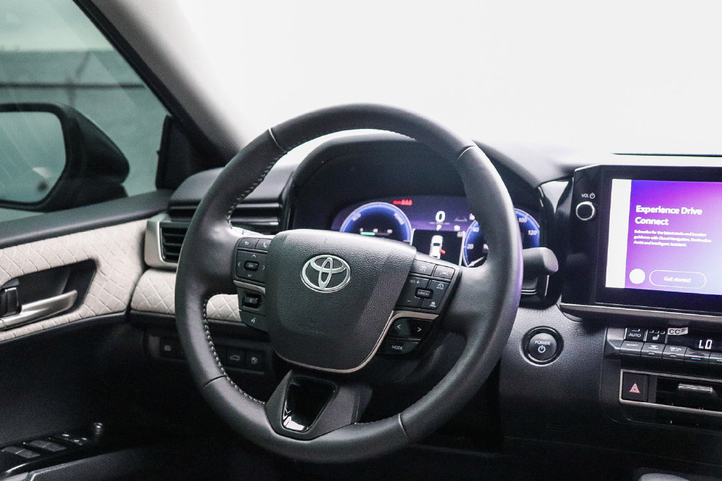 Used 2025 Toyota Camry XLE FWD image 17