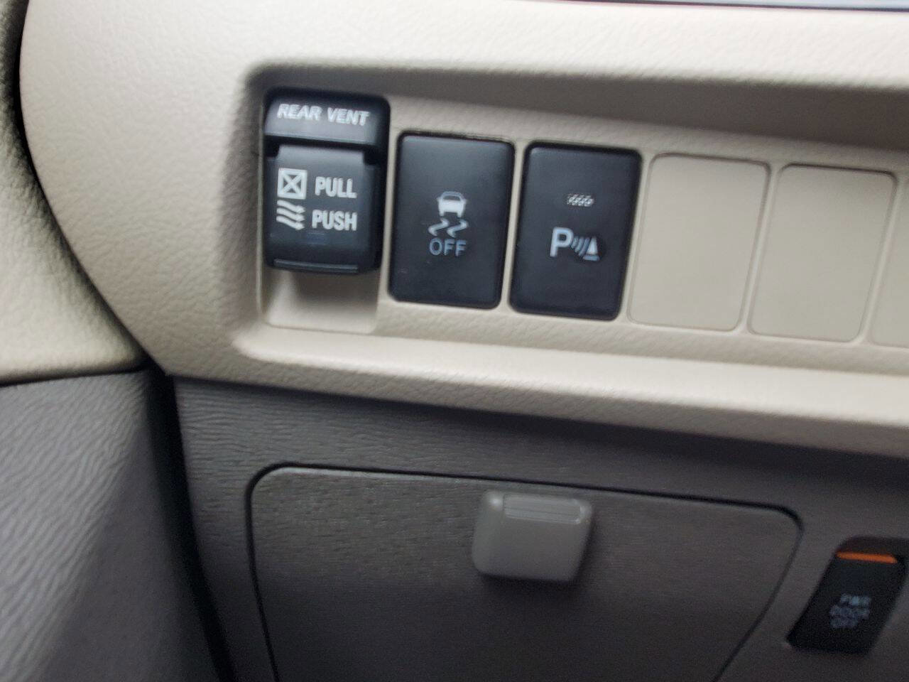 Used 2018 Toyota Sienna XLE Premium w/ Carpet Mat Package image 21