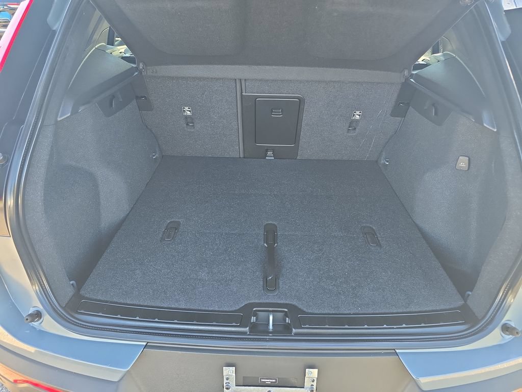 Used 2023 Volvo XC40 B4 Ultimate FWD image 13