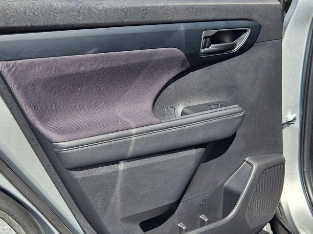 Used 2024 Toyota Highlander LE image 24