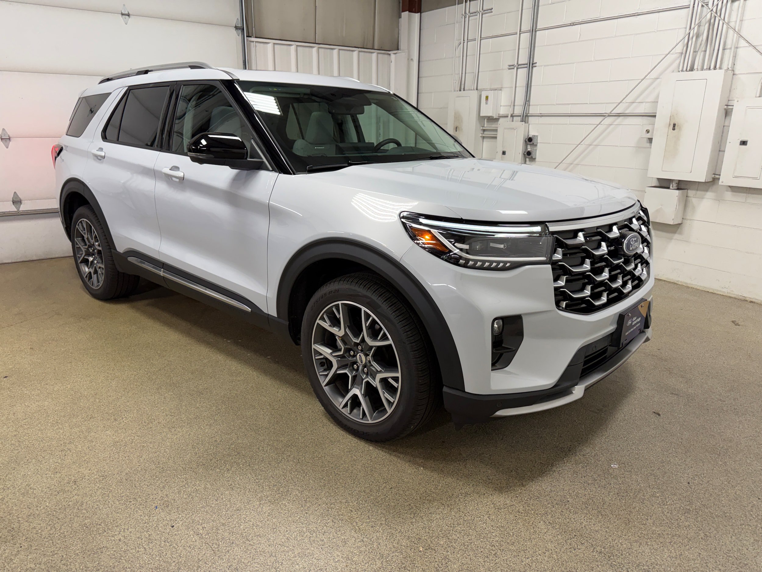 Used 2025 Ford Explorer Platinum w/ Ultimate Package AWD/4WD image 4
