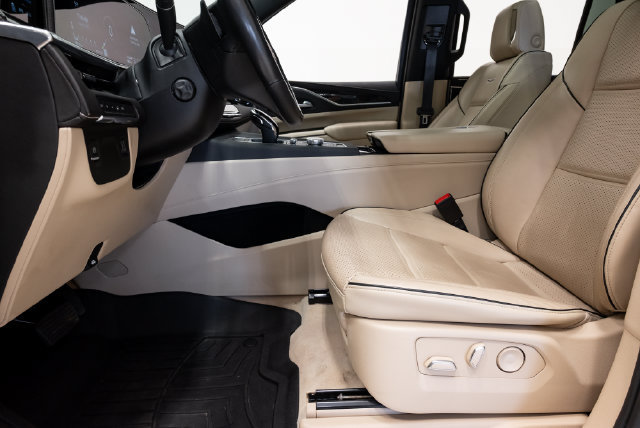 Used 2023 Cadillac Escalade Premium Luxury AWD/4WD image 11