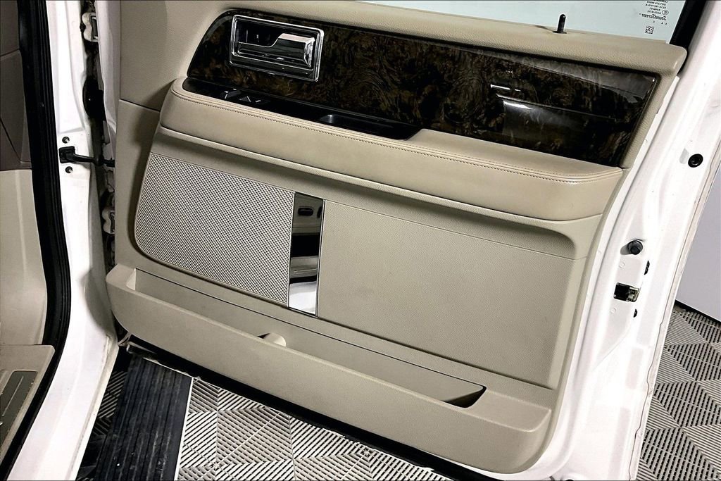 Used 2016 Lincoln Navigator Select image 19