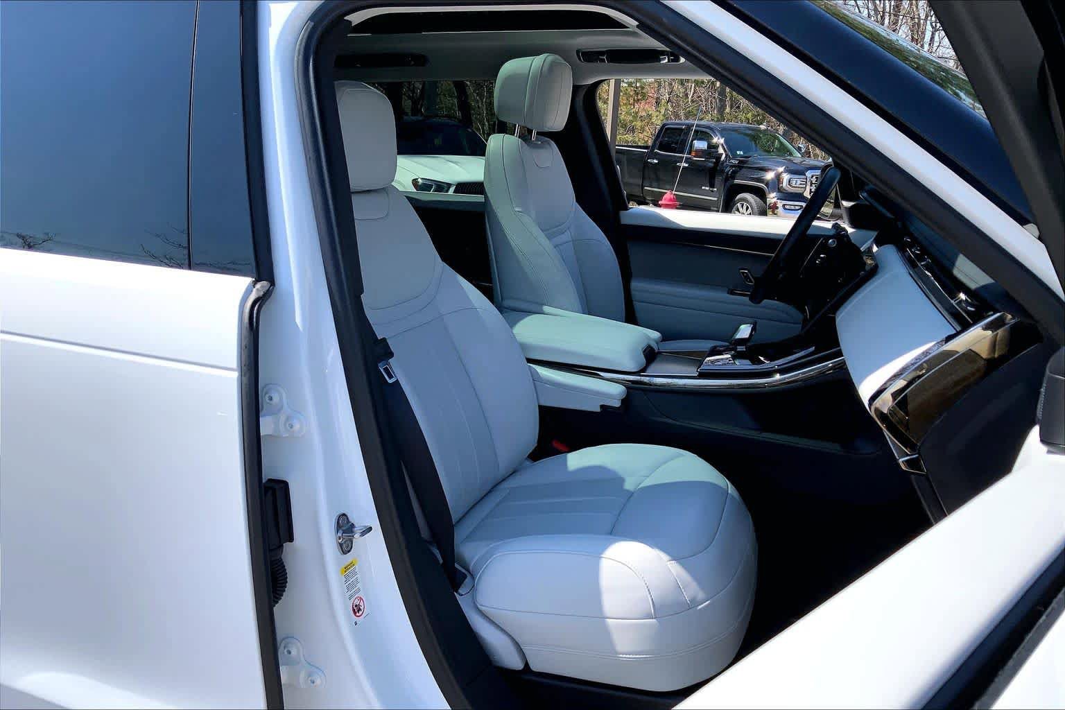 Used 2024 Land Rover Range Rover Sport SE image 8