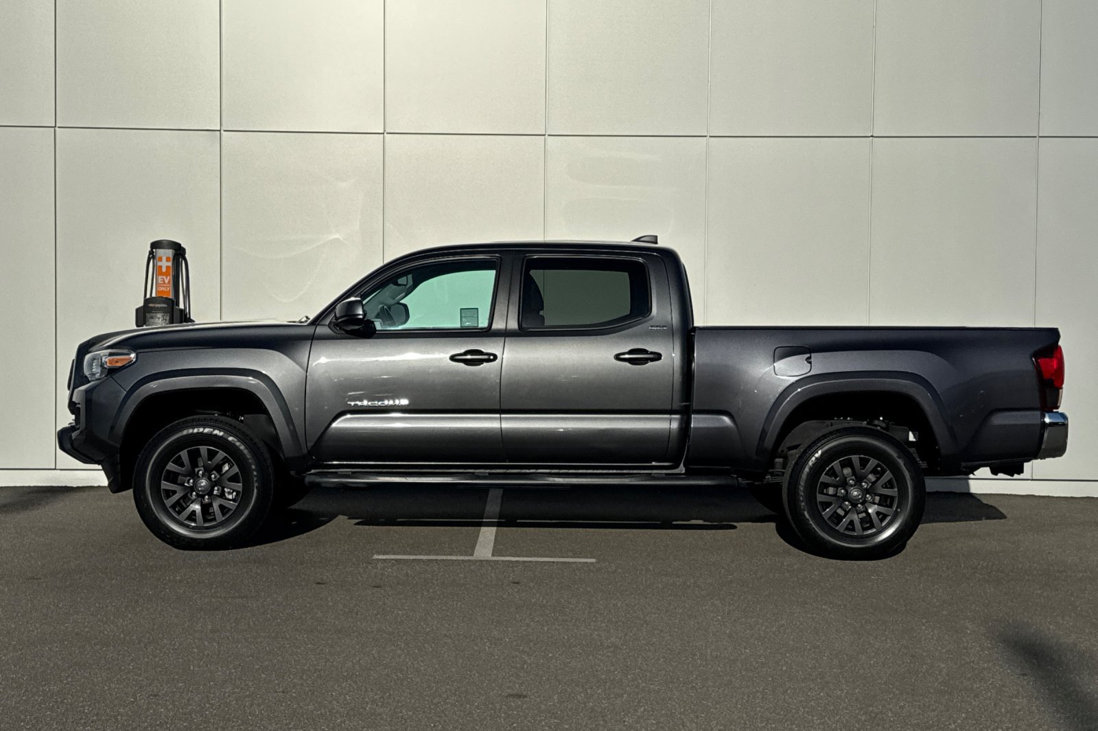 Used 2020 Toyota Tacoma SR5 RWD image 2