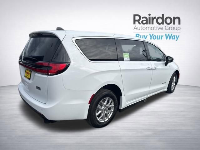 Used 2024 Chrysler Pacifica Touring image 8