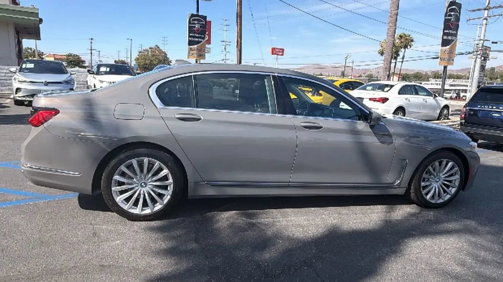 Used 2022 BMW 740i w/ Premium Package RWD image 8