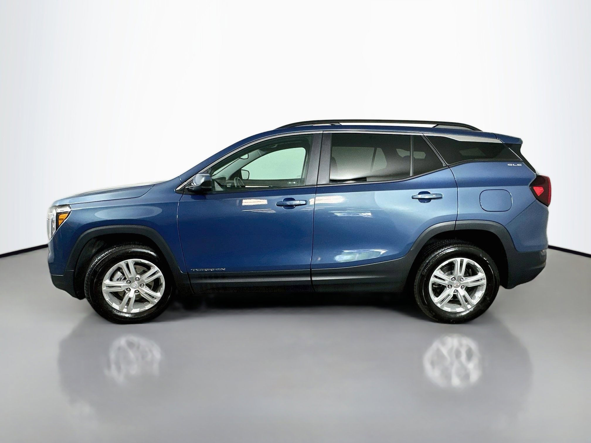 Used 2024 GMC Terrain SLE w/ Driver Convenience Package AWD/4WD image 4