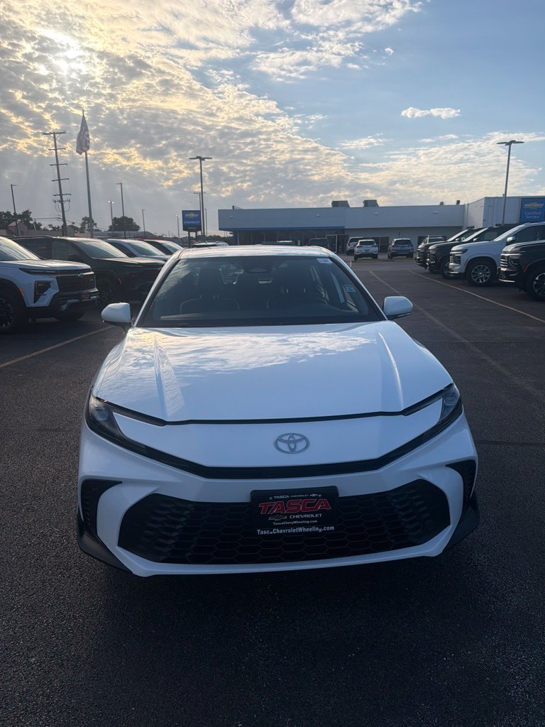 Used 2025 Toyota Camry SE FWD image 3
