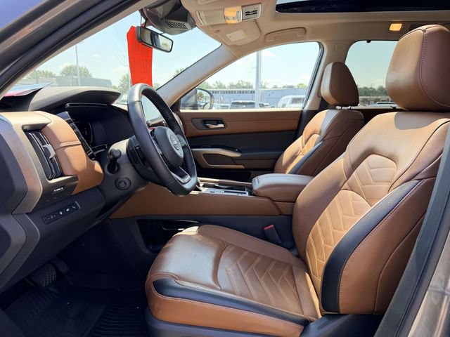 Used 2024 Nissan Pathfinder Platinum w/ Cargo Package FWD image 16