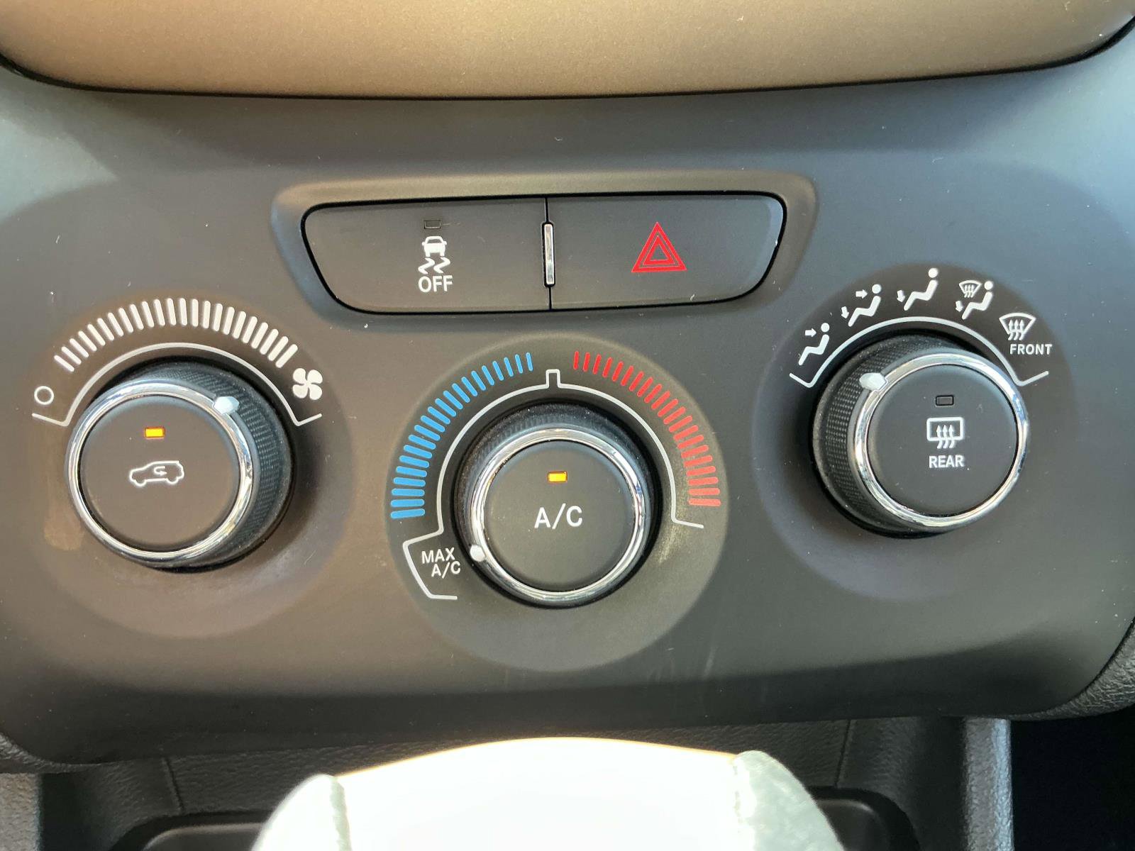 Used 2018 Jeep Cherokee Latitude image 16