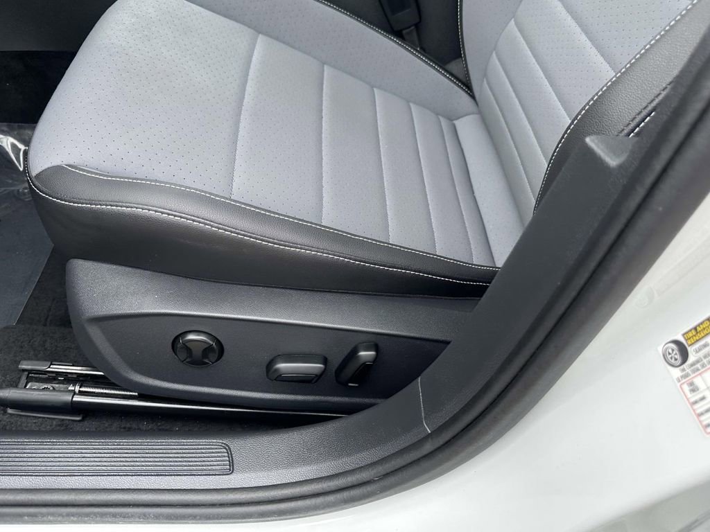 Certified 2025 Volkswagen Jetta SE w/ Sunroof Package image 20