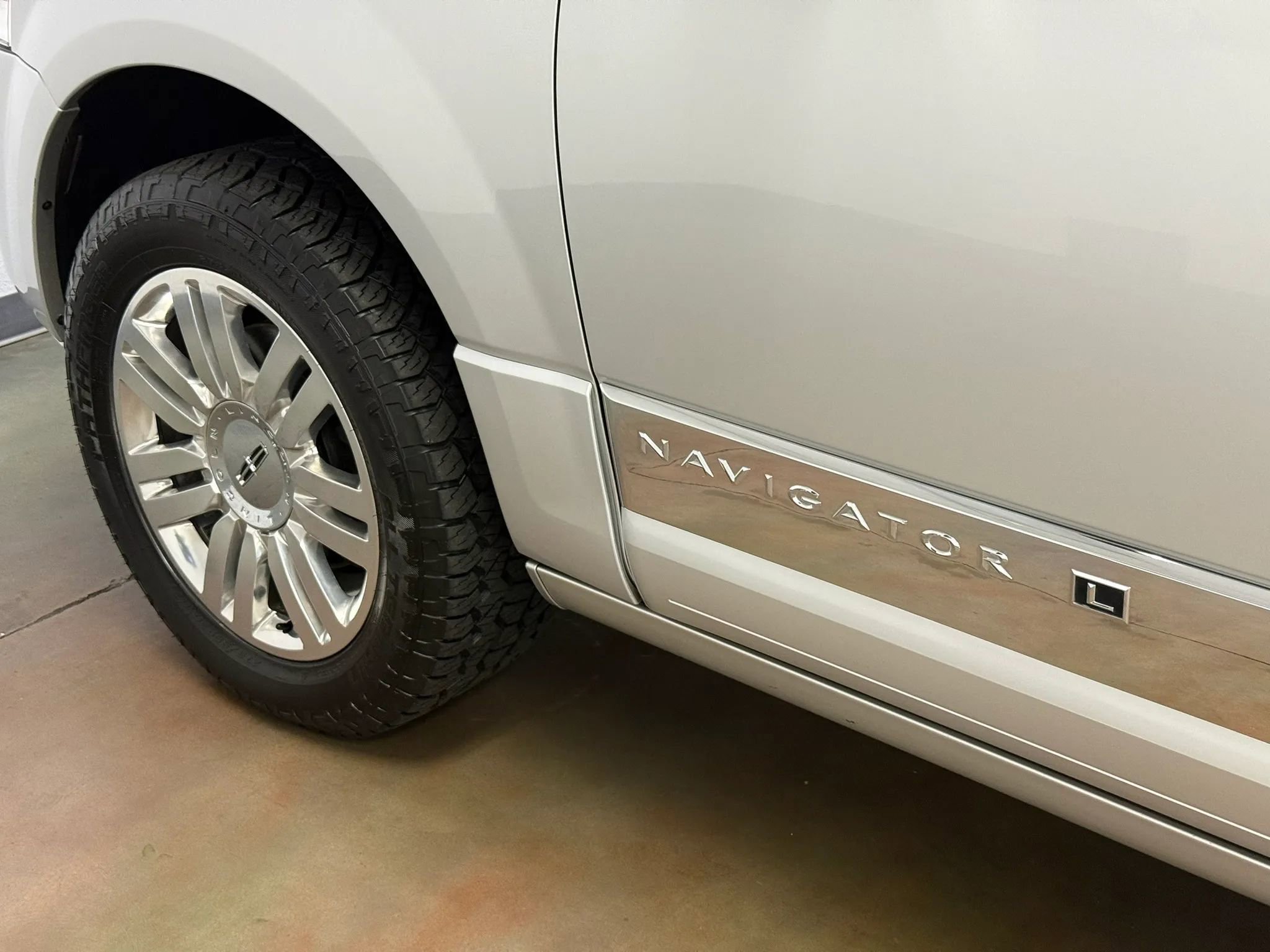 Used 2012 Lincoln Navigator L 4WD image 8