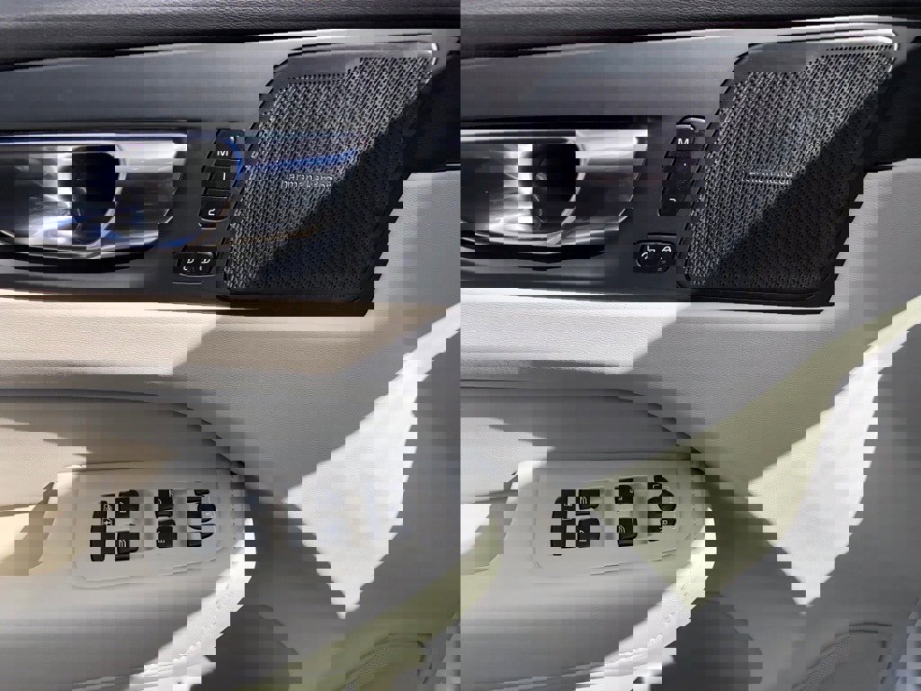 Used 2023 Volvo XC60 T8 Plus image 12