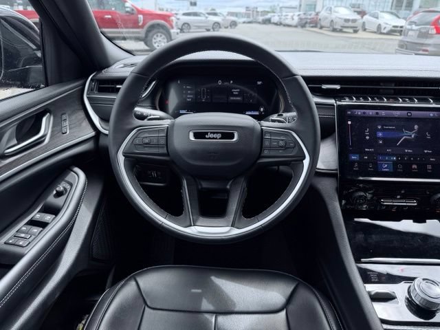 Used 2025 Jeep Grand Cherokee Limited AWD/4WD image 26