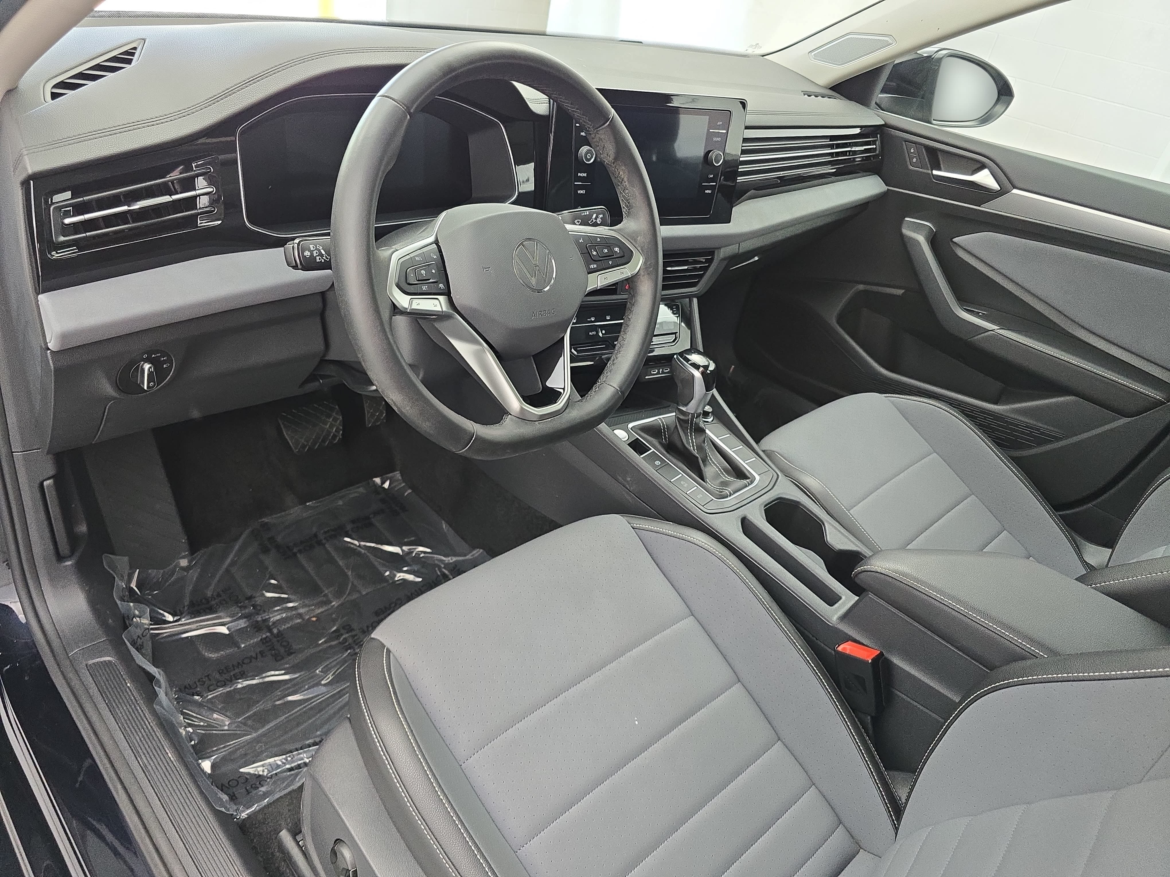 Certified 2025 Volkswagen Jetta SE w/ Sunroof Package FWD image 15