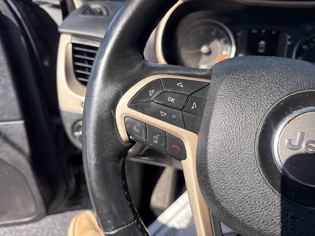 Used 2015 Jeep Cherokee Latitude w/ Cold Weather Group AWD/4WD image 36