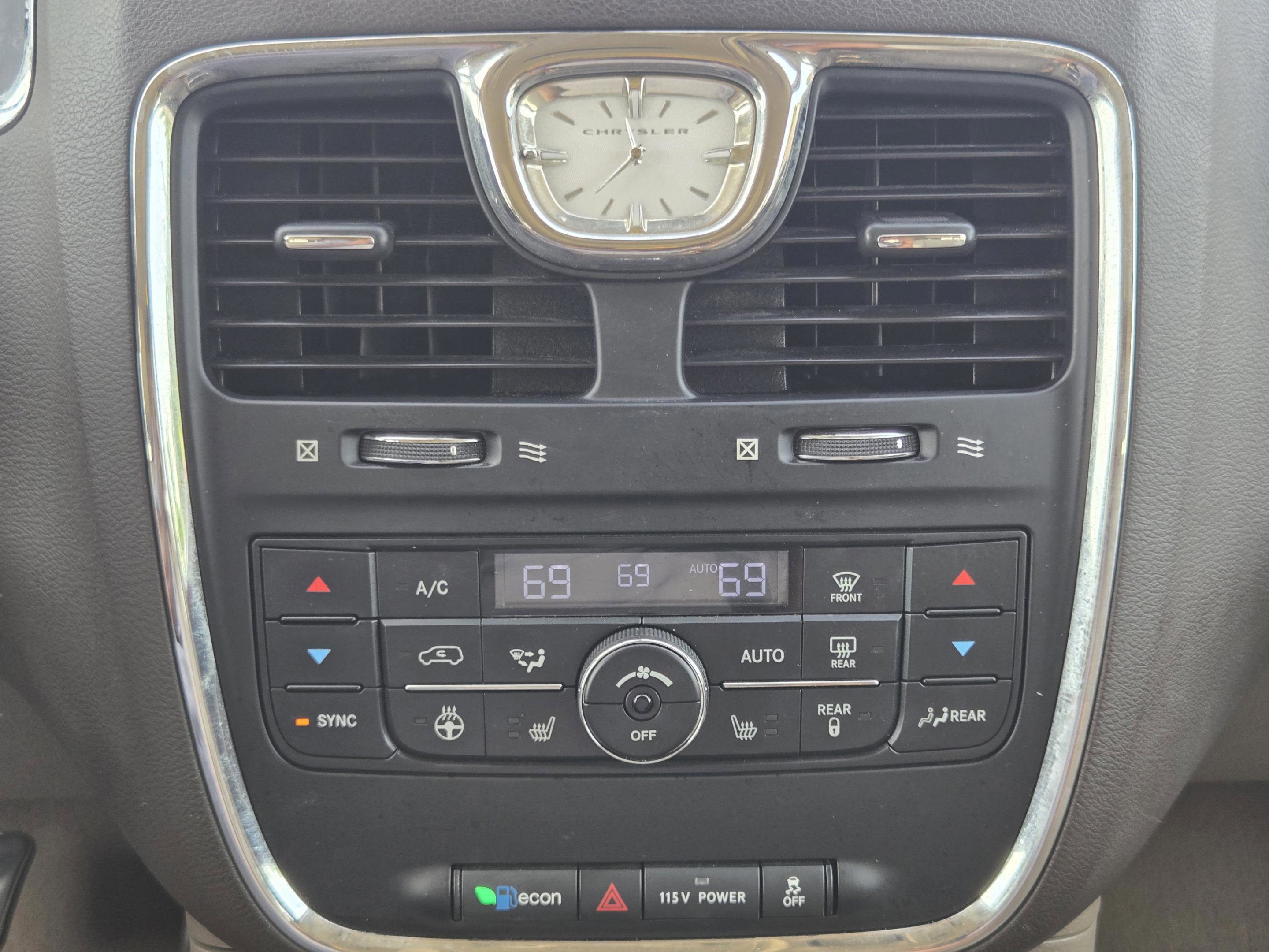 Used 2013 Chrysler Town & Country Touring-L w/ Driver Convenience Group FWD image 15