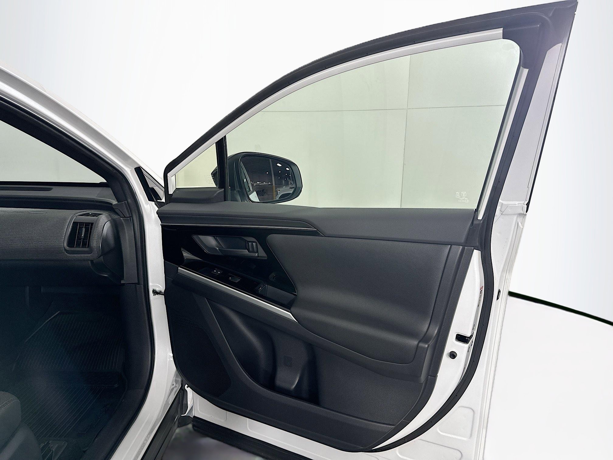 Used 2024 Toyota bZ4X FWD image 32