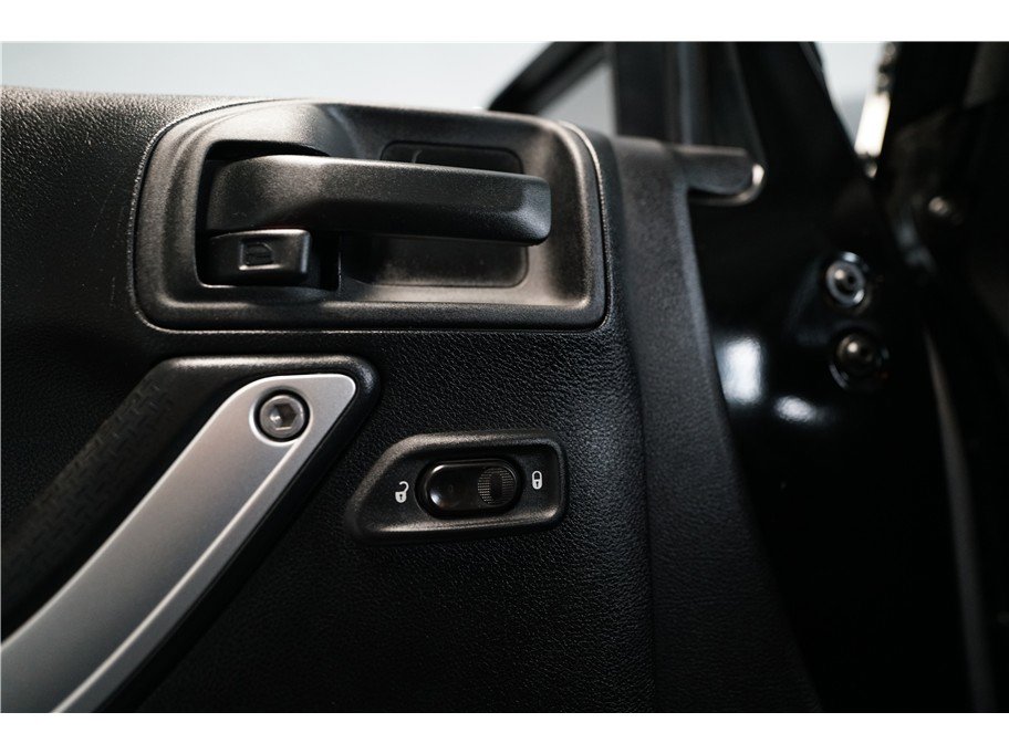 Used 2015 Jeep Wrangler Unlimited Rubicon w/ Connectivity Group image 16