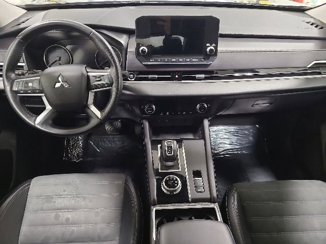 Used 2024 Mitsubishi Outlander SE FWD image 2