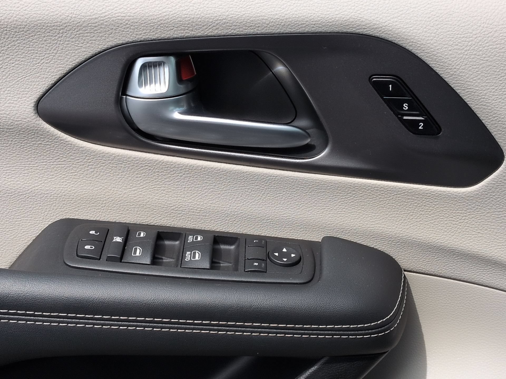 Used 2024 Chrysler Pacifica Touring-L FWD image 22