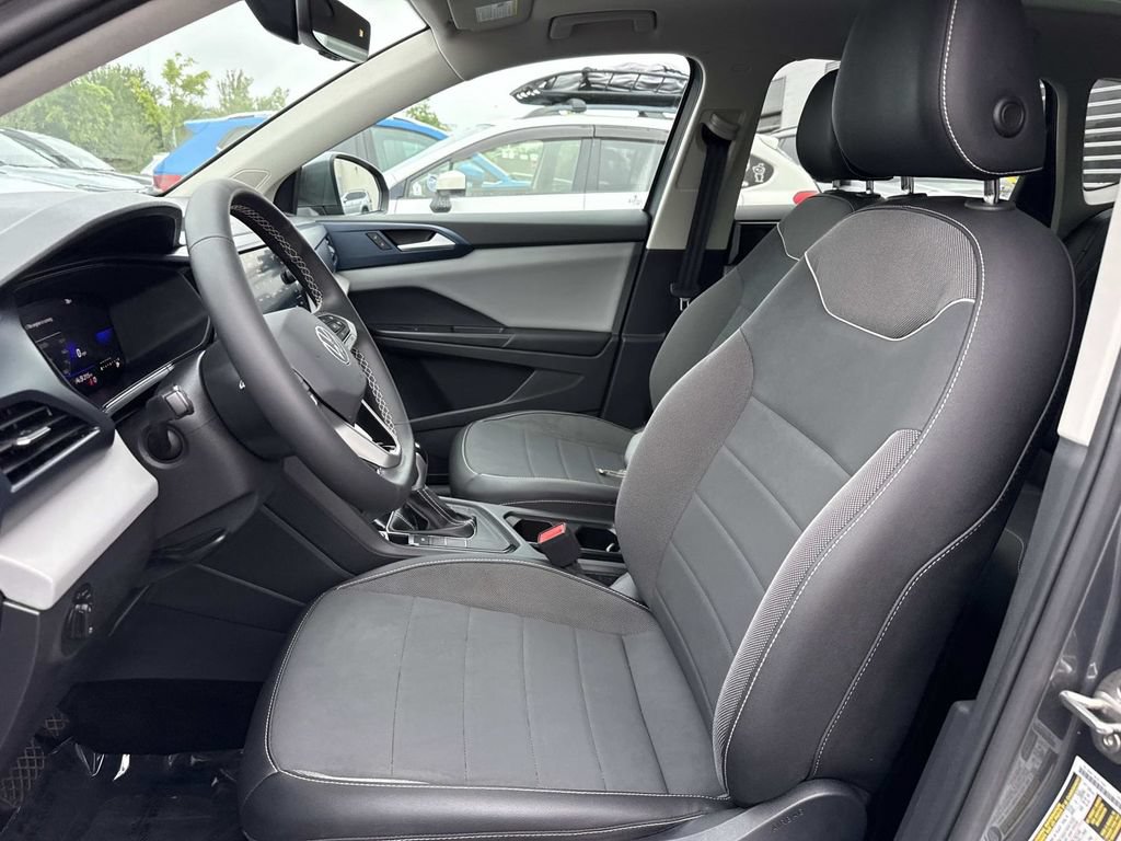 Used 2023 Volkswagen Taos SE w/ Panoramic Sunroof Package FWD image 10