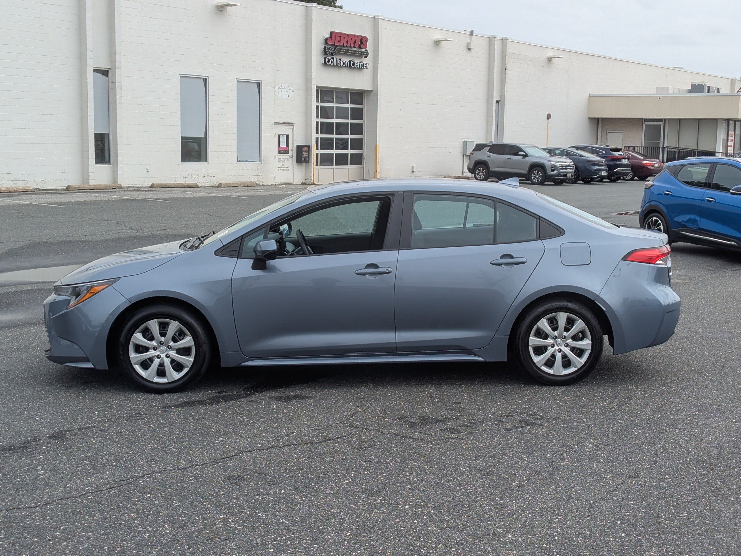 Used 2024 Toyota Corolla LE FWD image 5