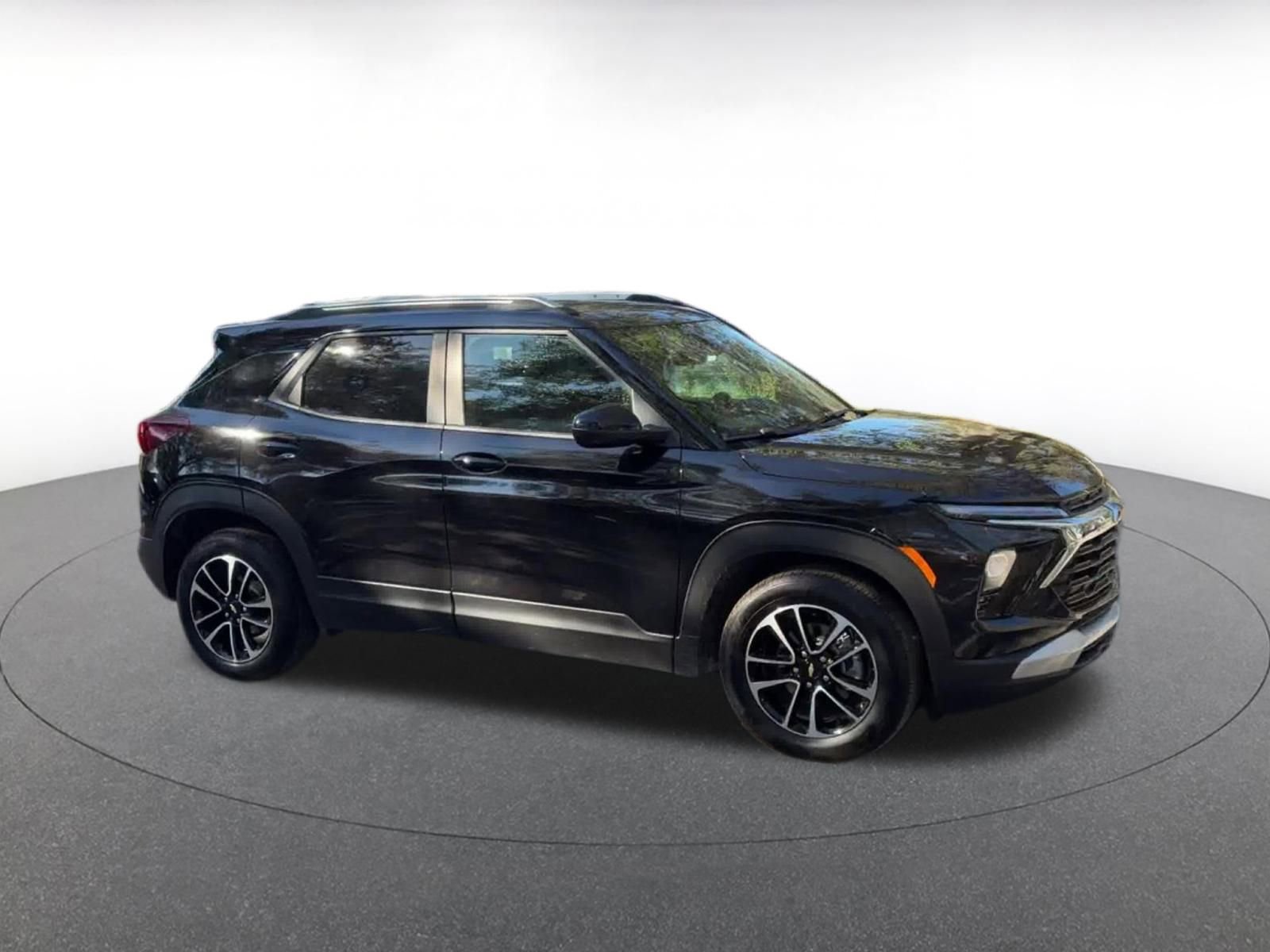 Used 2025 Chevrolet TrailBlazer LT image 2