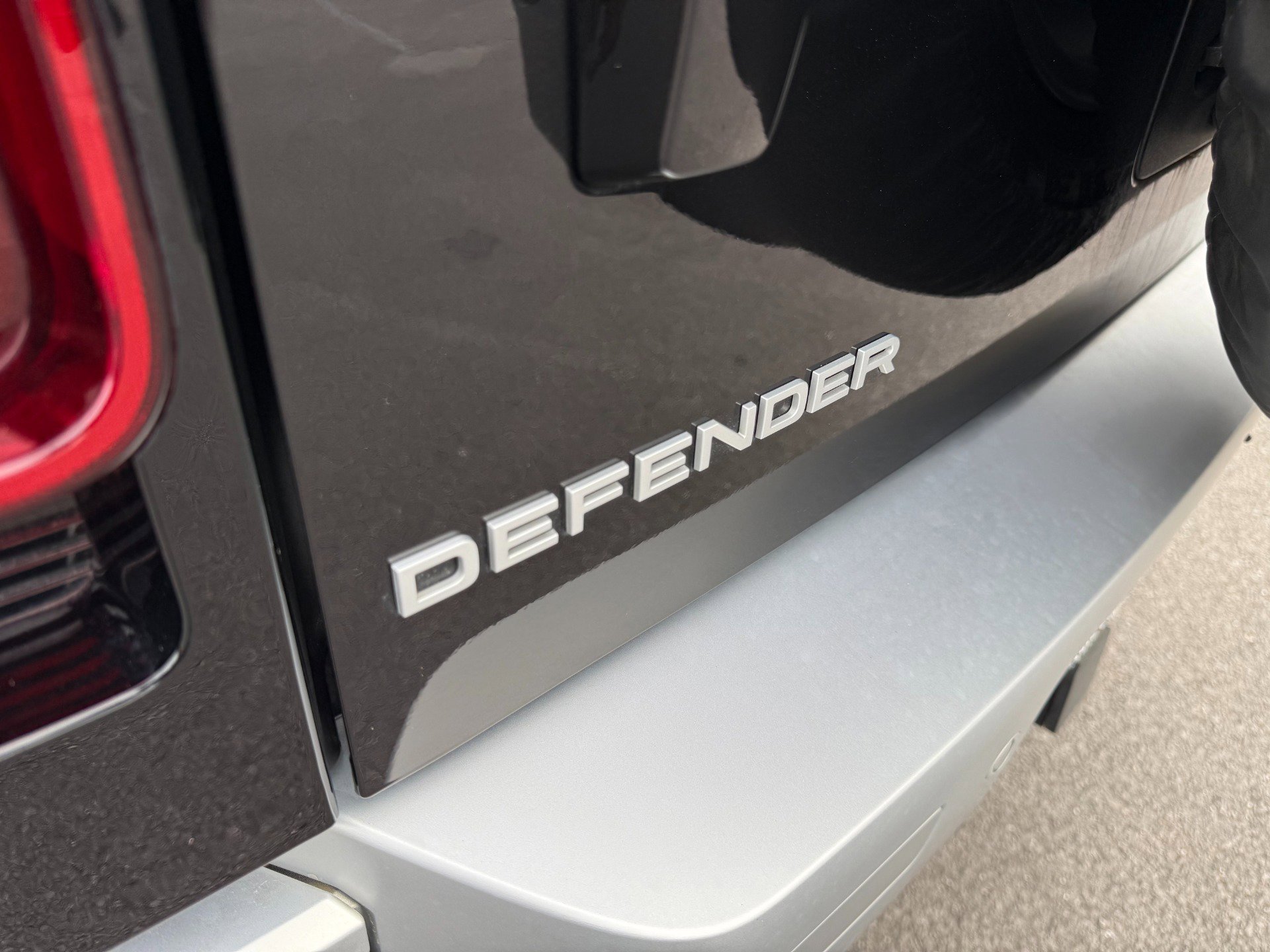 Used 2024 Land Rover Defender 110 SE image 58