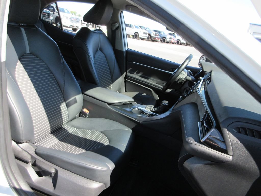Used 2020 Toyota Camry SE FWD image 17