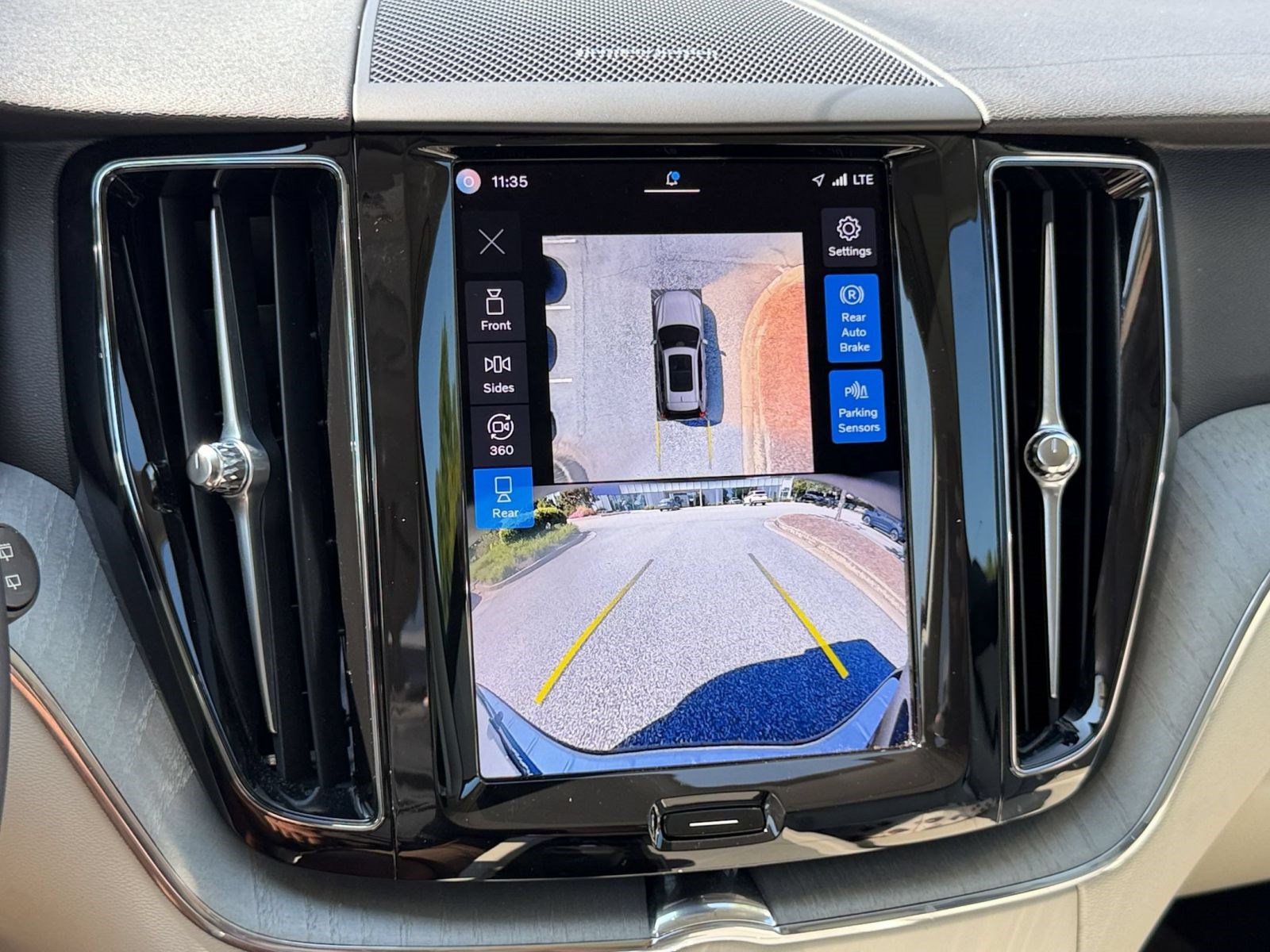 Certified 2025 Volvo XC60 B5 Plus w/ Protection Package Premier AWD/4WD image 19