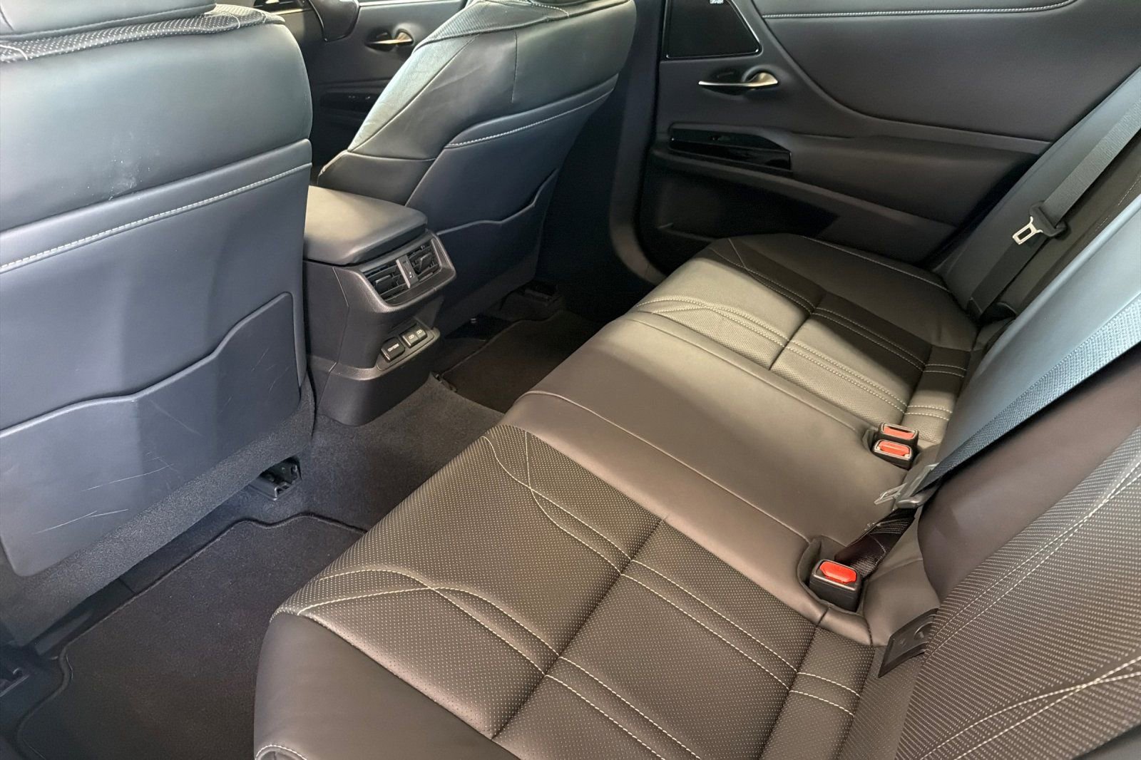 Used 2024 Lexus ES 300h w/ Luxury Package FWD image 12