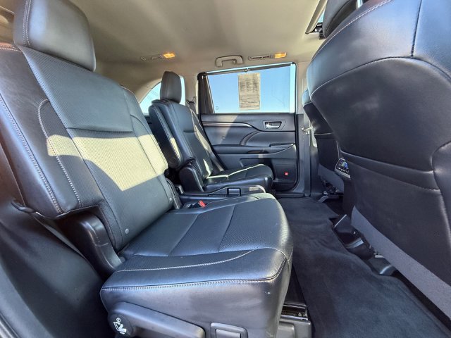 Used 2014 Toyota Highlander Limited w/ Driver Technology Package AWD/4WD image 18