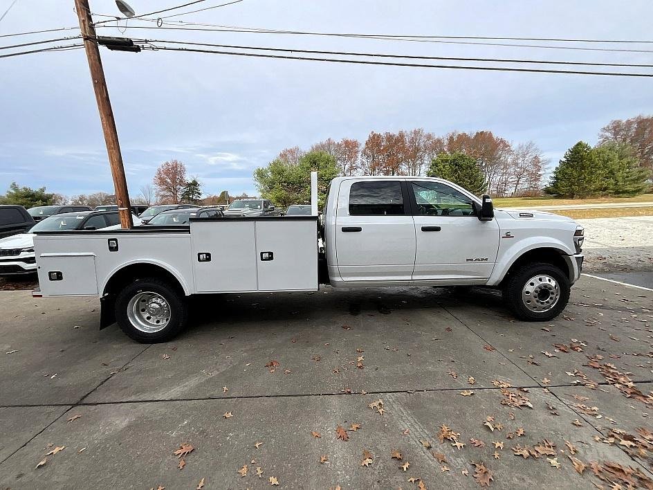 New 2026 RAM 5500 4x4 Crew Cab image 5